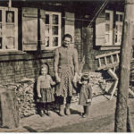 708 Haug Grünach von links Herta Mutter Rosa und Ursula um 1955