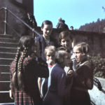 016 Mädchen auf der Kirchentreppe um 1945