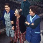062 Fasnet um 1960 Grünacherinnen beim Brotbacken