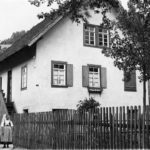 129 Grünach Viktoria Dieterle, geb. Müller, vor ihrem Haus auf Grünach 1926