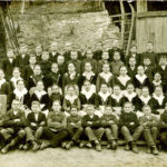 235 Schüler an der Walke wohl mit Lehrer Stolzer um 1925