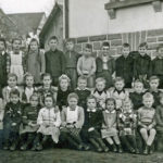 383 Schüler des Jahrgangs 1941 an der Schule Walke mit Lehrer Hans König um 1950