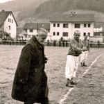 554b Fastnächtliches Fußballspiel um 1960: Anstoß durch Hochwürden Pfarrer Anton Rapp