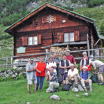 Bild Nr. 1073: Erinnerung an Magdalene Fritsch, geborene Schmid. Sie war eine treue und stets frohgesinnte Wanderkameradin auch bei Bergtouren im Schwarzwaldverein Oberwolfach. Sie war auch immer helfend zur Stelle, wenn die Senioren beim „Wandern mit Alis“ eine gesellige Zusammenkunft hatten. Hier ist sie innerhalb der „Schäppelmaidle“ um 1960 zu als die Dritte von links zu sehen. Möglicherweise war dies bei der Einweihung der neuen Festhalle. Das Farbfoto könnte von Erich Keßler aufgenommen sein. Vielleicht sind auch einige weitere der damals jungen Damen in Tracht im Nachhinein noch namentlich zu erfassen?